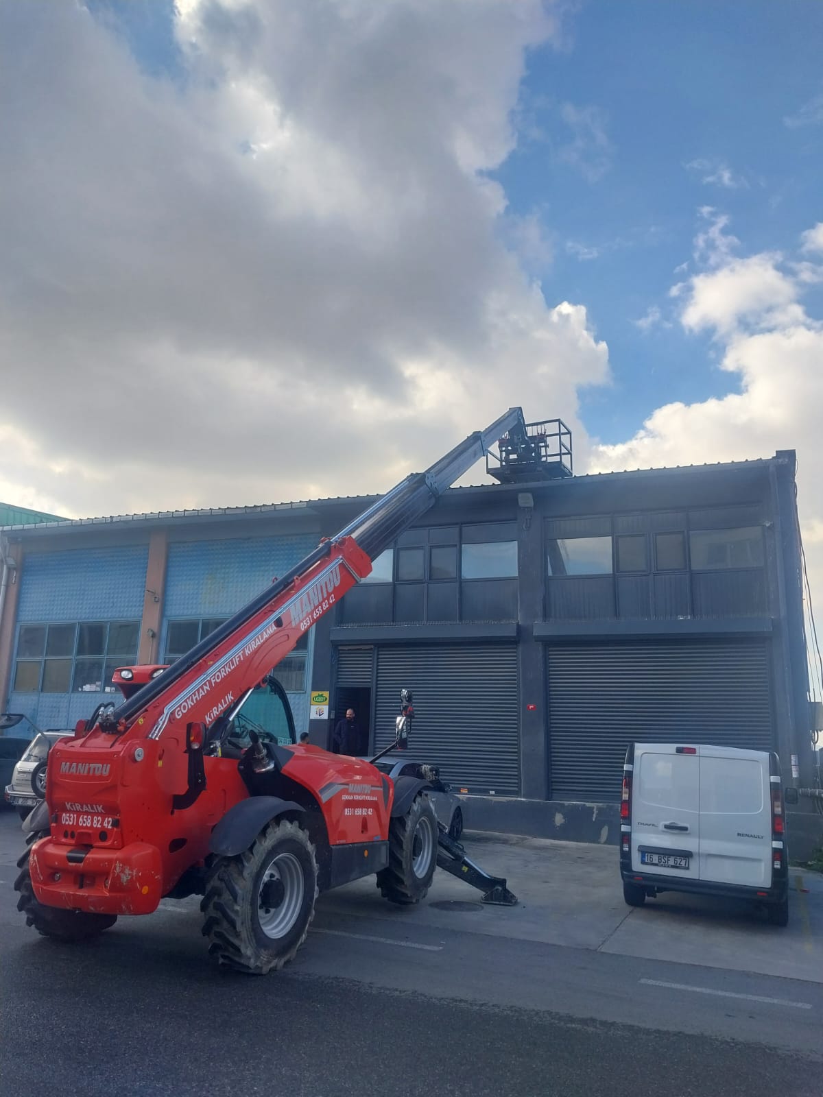 Manitou ağır yük kaldırma